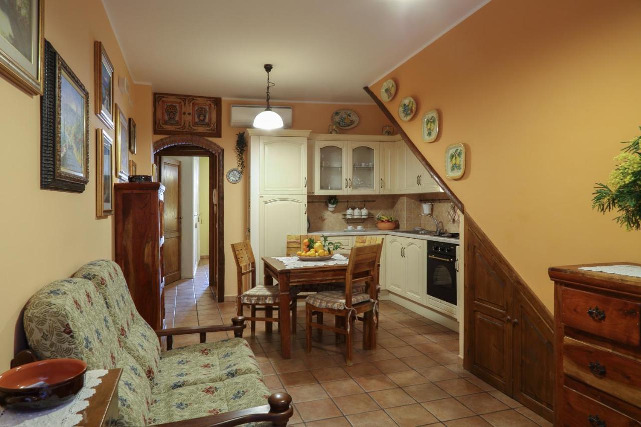 タオルミーナCasa Antico Borgo Cuseniアパートメント エクステリア 写真